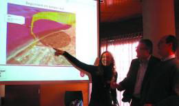 Isabel Arnet (Directora de la OMSA) y Joaquim Balsera (Alcalde de Gavà) presentando el sistema SIGMA de control del aeropuerto de Barcelona-El Prat (6 febrero 2009)